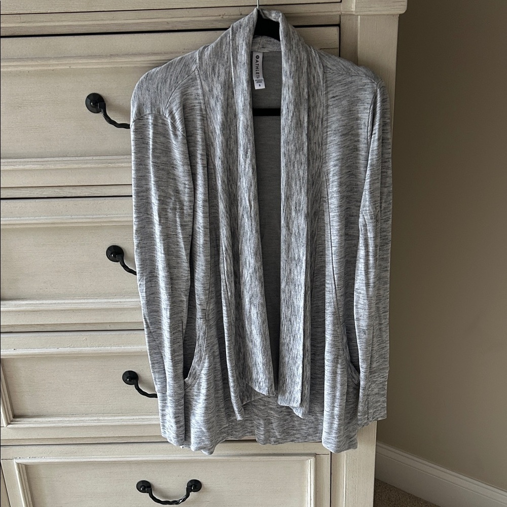 Black and white Athleta pranayama wrap.